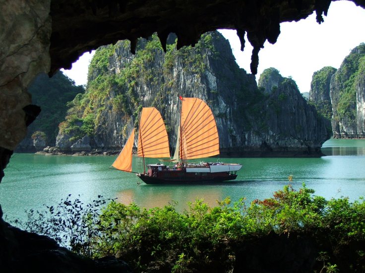 halong-bay-vietnam