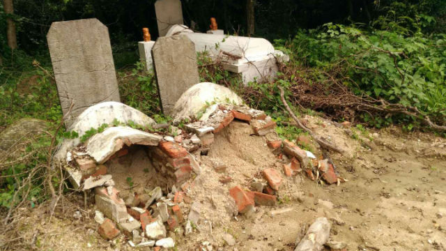 Government-forcibly-digging-up-tombs